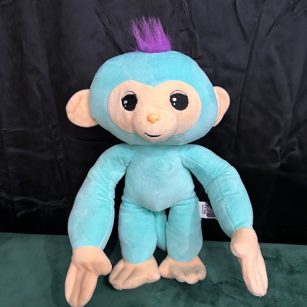 Fingerlings, 14” plush monkey with poseable arms.